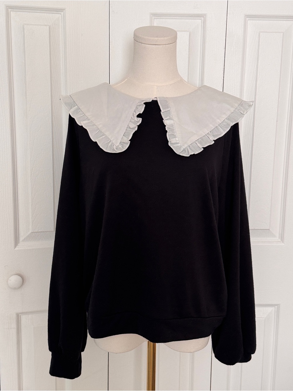 Elodie large Black Long‑Sleeve Top lightweight sweater with White Ruffle Collar